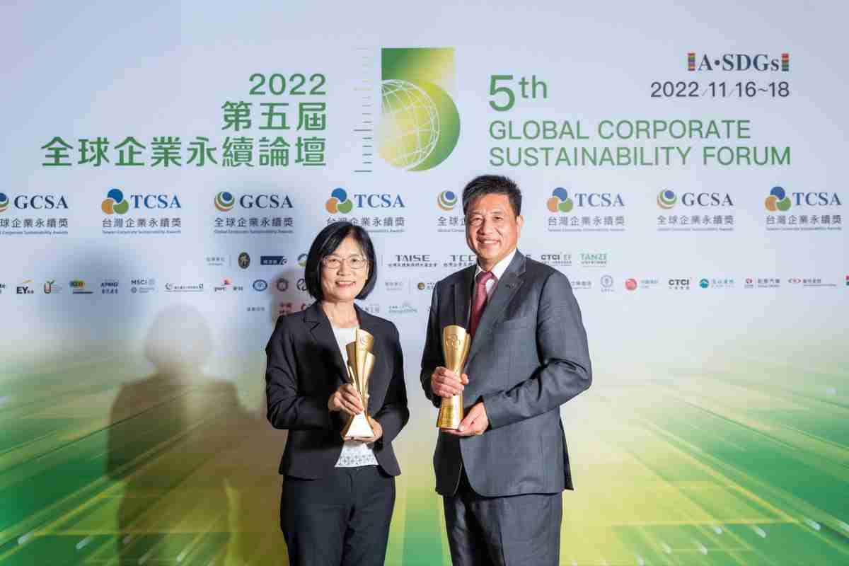 森林舞会作为净零碳排先锋，，，，期引领价值链伙伴同行共好，，，，卫冕制造业组“十大典范企业” 二连冠殊荣(左：森林舞会光电永续长古秀华，，右：森林舞会光电董事长暨执行长彭双浪)