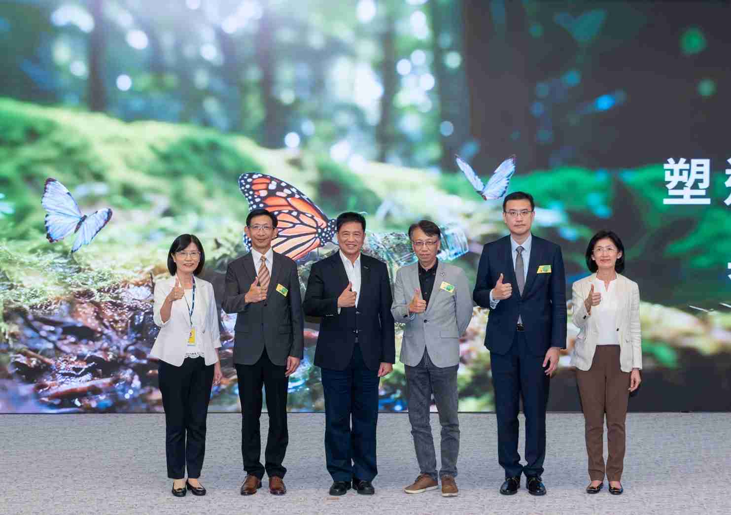 友達2023 CSR共榮大會，，邀請領域專家分享交流生物多樣性管理趨勢、、、無塑產品、、、海廢永續塑料等議題  （圖左到右：友達光電永續長古秀華、、、3M台灣技術長陳君杰、、、、友達光電董事長暨集團策略長彭双浪、、、、光寶科技企業永續發展處處長陳慶暉、、、安永聯合會計師事務所執業會計師曾于哲、、、友達光電供應鏈總部副總經理吳宜芳）