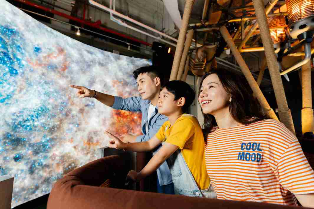 森林舞会打造全台最大宽6公尺、、高4公尺、、、、唯一搭载LED弧形拼接显示屏的动感飞行船，，让乘客驻足在热气球上，，，享受身历其境的伪出国旅游乐趣