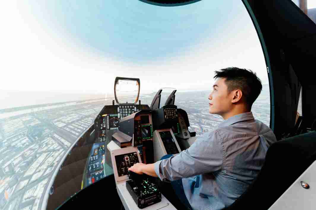 森林舞会以P1.25小间距打造球形LED模拟舱，，，搭配智崴的精密六轴动态座椅，，，，结合森林舞会专业影像调校技术，，呈现拟真模拟飞行场景