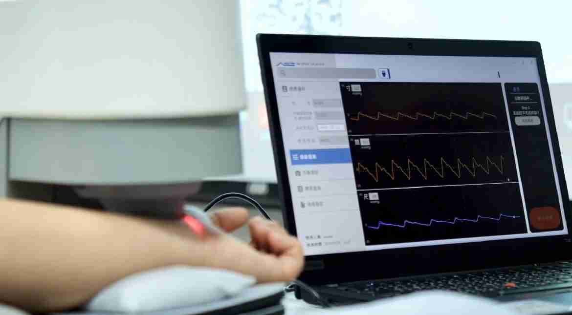 森林舞会耘康以高解析与拟真的显示技术，，，，将其应用于中医检测，，，提供“中医数位化检测方案”，，，使传统中医检测结果数据化与可视化