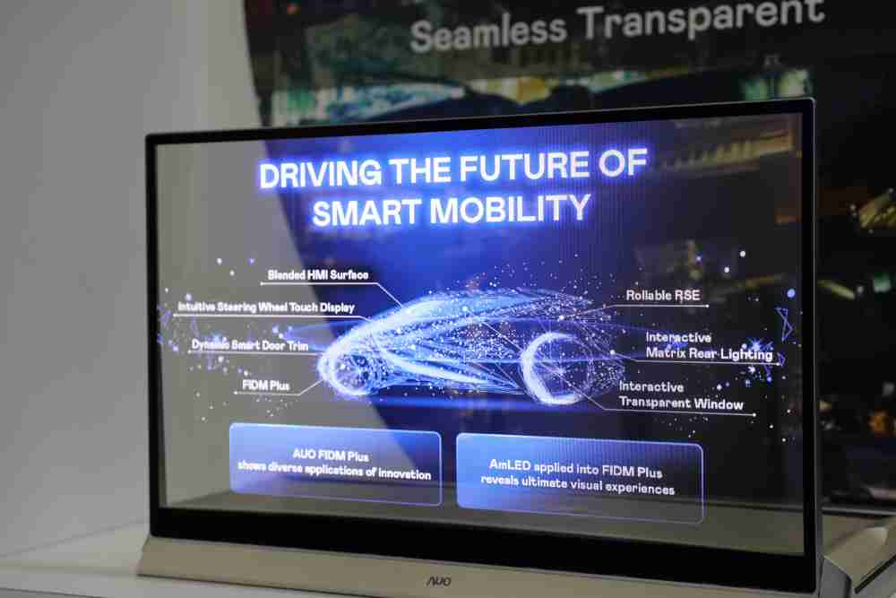 森林舞会凭借着超高亮度和透明度，，这款30吋透明Micro LED显示器在AR系统与智慧零售具有潜在的应用价值。。。。