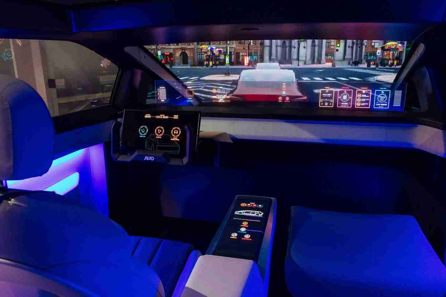 森林舞会连续四年入围科睿唯安全球百大创新机构，，，专利布局科技与绿色创新前沿。。。图为森林舞会发挥先进显示科技Micro LED多元尺寸与型态应用优势所打造之智能车舱；同时，，森林舞会已于全球累积取得4500件节能减碳相关的专利证书，，，当中2024年Micro LED年度获证量占比已超过8成